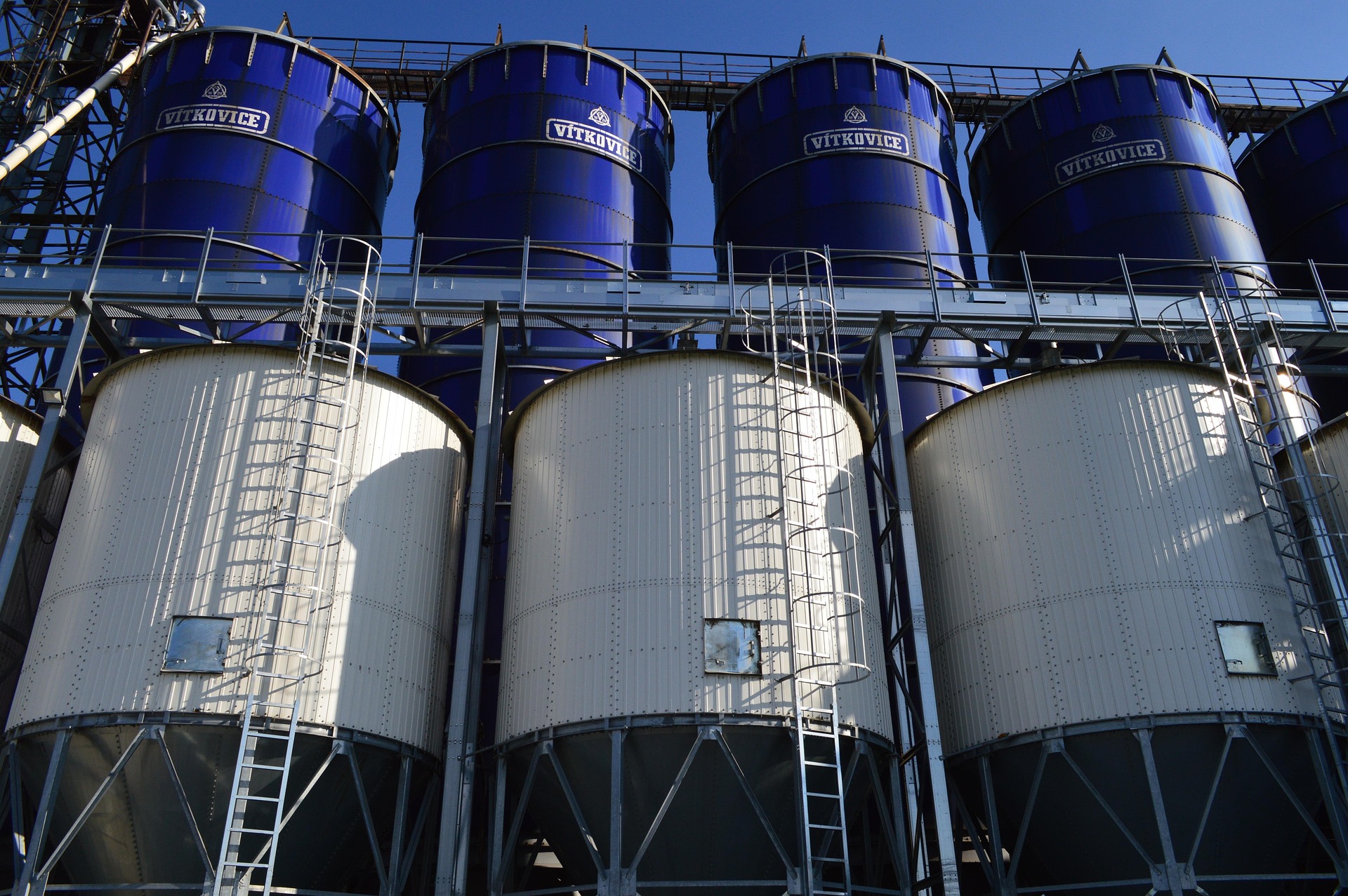 silo oil and heat resistant conveyor belt.jpg